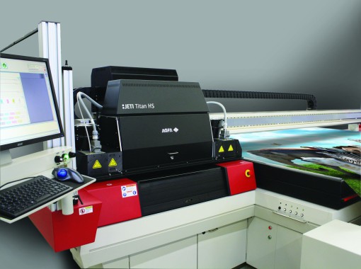 Le stampanti Jeti Titan S ed HS, a letto piano, per il segmento di fascia alta, combinano una qualità di stampa eccezionale con alta produttività e sono proposte a un prezzo molto favorevole.