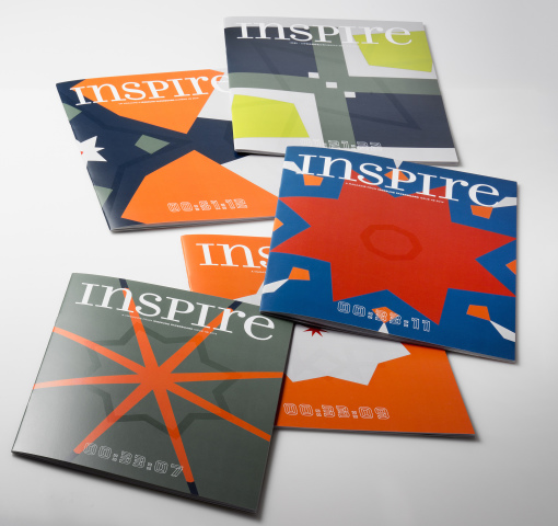 Ogni copertina delle 22.000 copie stampate della rivista Inspire di Iggesund Paperboard è unica, con campiture di colore, modelli di verniciatura e timecode sempre diversi. © Iggesund.