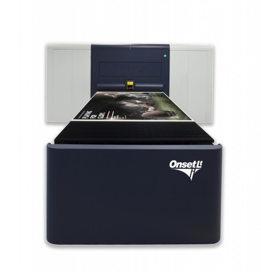 Disponibile immediatamente (Fujifilm), il modello Onset R40LT può partire inizialmente come stampante flatbed manuale da 3,14×1,6 m con array a tutta larghezza, con la possibilità di scegliere fra quattro, cinque o sei colori. 
