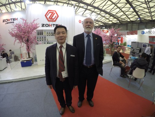 Xiaoyu Lin di Zonten con Claudio Lombardi, fondatore e presidente di Lombardi Converting Machinery a Shanghai durante Labelexpo Asia.