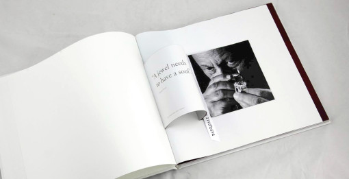 Il catalogo per i gioielli Pasquale Bruni, prima della definizione del progetto finale stampato in offset, è stato stampato in soli 20 esemplari su HP Indigo 10000 Digital Press. 
