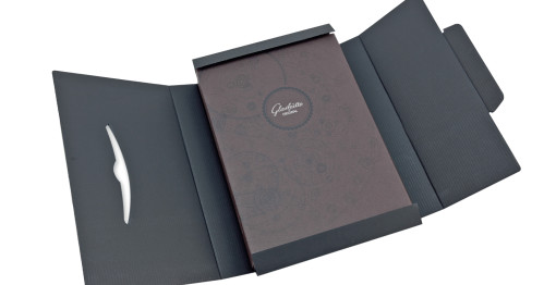 Questo brandbook di orologi Glashütte è stato stampato in Nava Press in 16.000 copie e in 8 versioni di lingua diverse. La stampa è a 6 colori (quadricromia + 2  colori Pantone). La carta della copertina ha un’anima di fibrone nero di 2 mm accoppiata a un supporto Imitlin E/Ro5 Fsc Castano Tela da 125 g/m2, mentre il retro è una Fedrigoni Sirio FSC nero da 140 g/m2. L’interno è in carta PhoeniXmotion Xenon Fsc da 170 g/m2 + GSK extra white Fsc da 100 g/m2 + Sirio nero Fsc da 210 g/m2. Il blocco libro è in brossura cucita con dorso libero (brossura svizzera), con segnalibro nero in raso. 